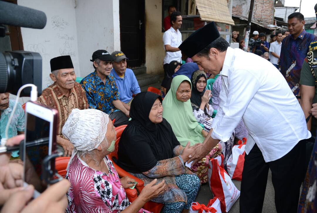 SEMBAKO: Presiden Jokowi membagikan paket sembako ke warga kampung di Jakarta. (Foto Biro Pers/Setpres)