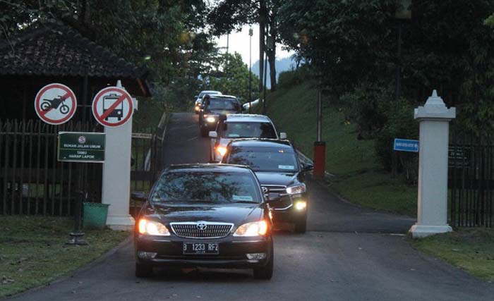 Iring-iringan mobil yang membawa Rombongan Barack Obama memasuki kompleks Candi Borobudur, Rabu (28/6) petang. (foto:pertiwi/detikcom)
