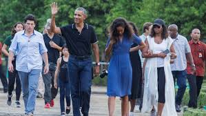 TILIK BOROBUDUR: Barack Obama beserta keluarga mengunjungi Candi Borobudur di hari pertama di Jogjakarta (Rabo 28/6)