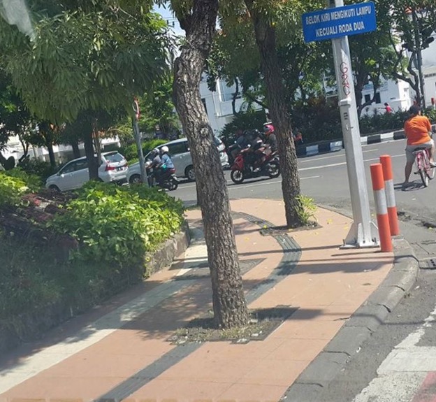 TABRAK POHON: Tegel blindpath (penujuk untuk tuna netra) di trotoar perempatan Jalan Darmo dan Pandegiling Surabaya yang menabrak pohon. (Foto Dadoes Soemarwanto)