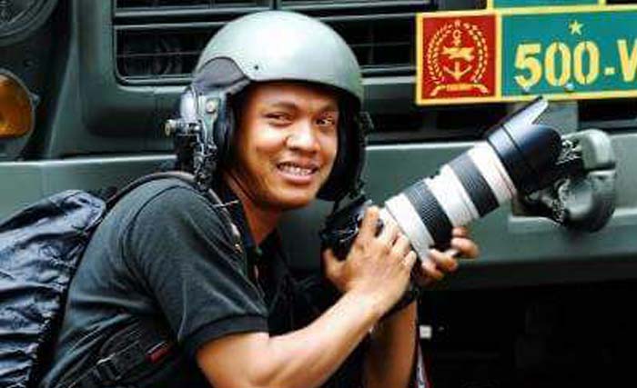 Tarmuji, fotografer Koran Sindo saat bertugas di lapangan. (foto:dokumentasi)