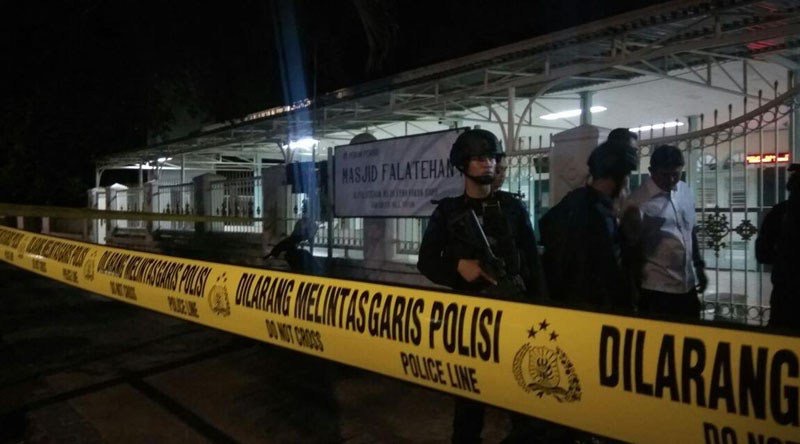 Situasi terkini di lokasi penusukan dua anggota Brimob, Jumat (30/6) malam. (Foto: Div Humas Polri)