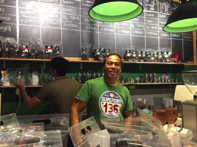 DOKTER KOPI: drh Agus Sugita ikut melayani pelanggan di bar cofffee De Classe Gelato & Coffee Blitar. (Foto Nizar MA)