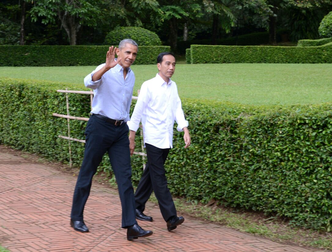 AKRAB: Presiden ke44 Amerika Serikat Barack Hussein Obama tampak akrab dengen Presiden Jokowi saat bertemu di Istana Bogor lalu. (Foto Biro Pers/Setpres)