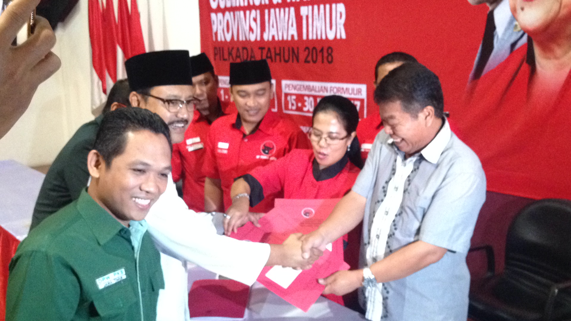 Calon Guberur Jawa Timur Saifullah Yusuf (Gus Ipul) resmi mengembalikan formulir pendaftaran bakal calon gubernur yang dibuka di kantor DPD PDI Perjuangan Jatim, Surabaya,  Senin (3/7), 