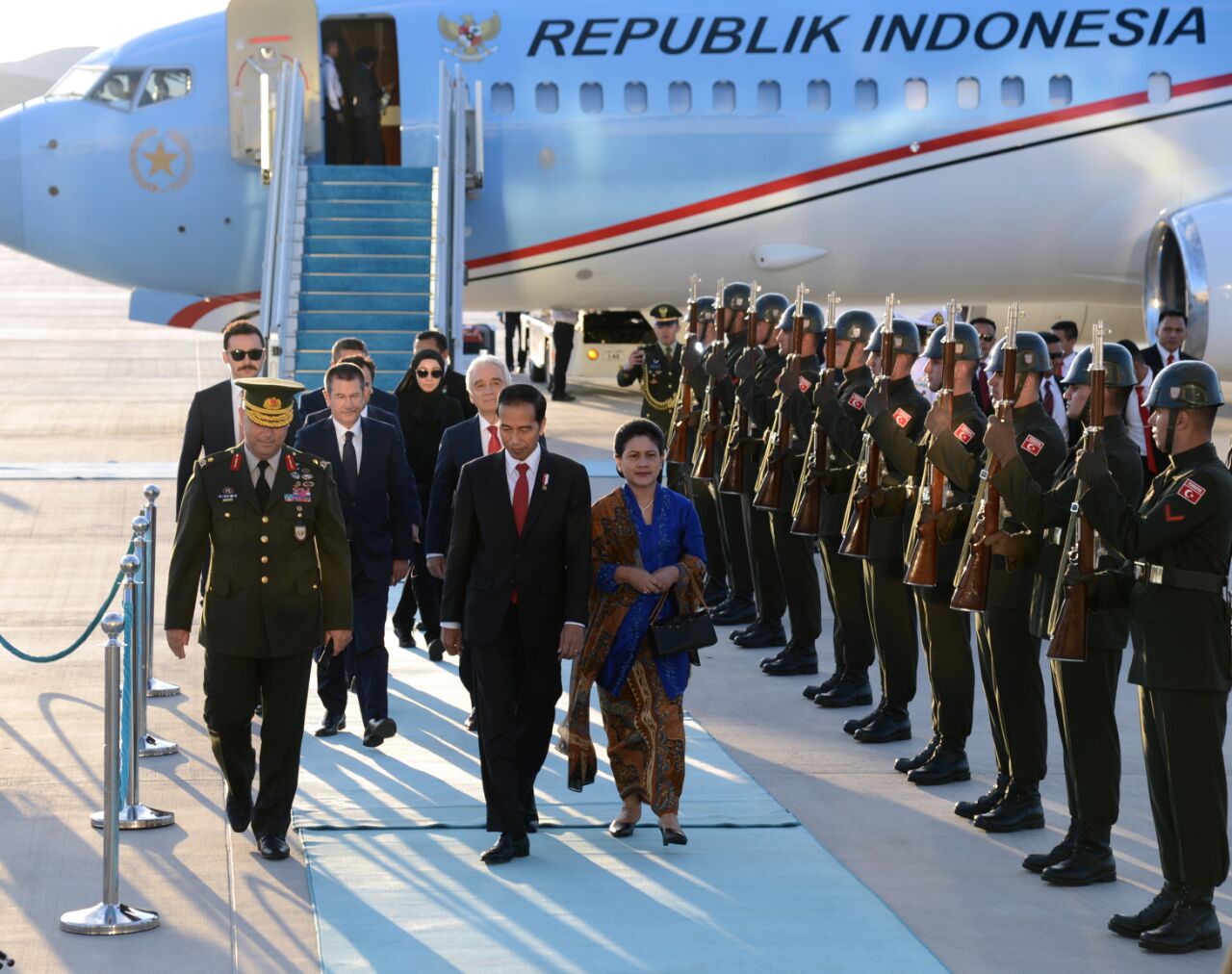 KUNJUNGAN: Presiden Jokowi dan Ibu Negara Iriana Jokowi saat tiba di Turki untuk kunjungan kenegaraan. (Foto Laily-Biro Pers Setpres)