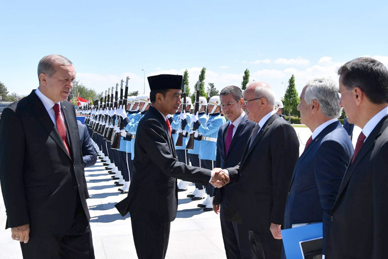 Presiden Joko Widodo disambut upacara kenegaraan saat tiba di Istana Kepresidenan Turki, Kamis (6 /7). (Foto: Biro Pers Setpres)