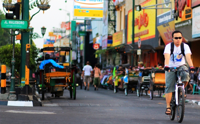 IKON KOTA: Jalan Malioboro yang selama ini menjadi ikon kota Jogjakarta mulai berbenah. Sayang, soal kebersihan masih belum jadi perhatian.  