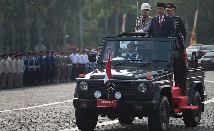 Presiden Joko Widodo (tengah) melakukan inspeksi pasukan saat peringatan HUT Ke-71 Bhayangkara di Lapangan Monas, Jakarta, Senin (10/7). Sebanyak 2.408 personel gabungan mengikuti parade pasukan dalam kegiatan tersebut. (foto: rosa/antara) 