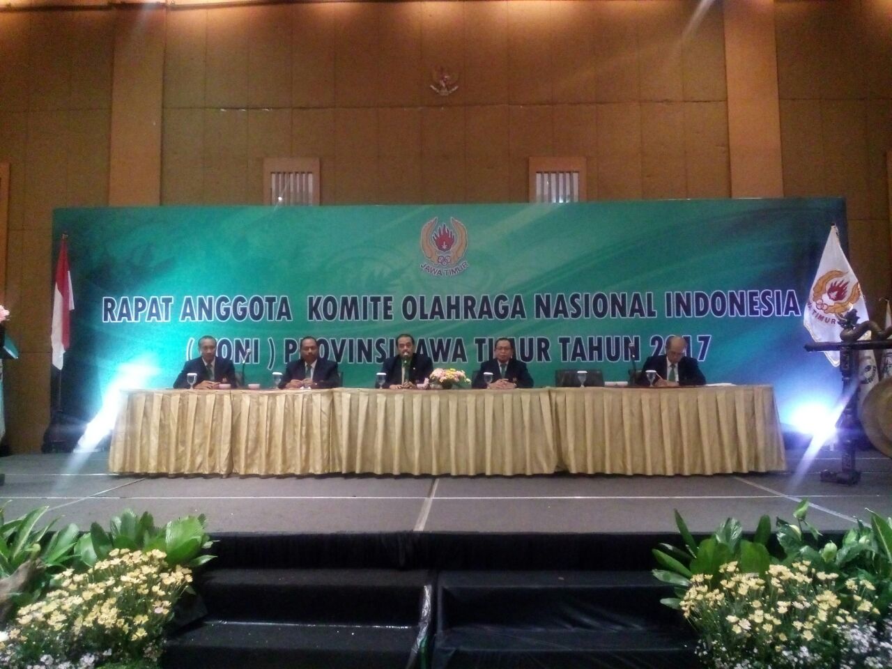 Rapat Anggota dan Pengurus Komite Olahraga Nasional Indonesia (KONI) Jawa Timur yang digelar di Hotel Mercure, Surabaya, Selasa (11/7) malam. (foto: ngopibareng.id)
