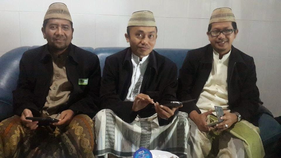 ASWAJA NU: Ustadz Faris Khoirul Anam (kanan) bersama Tim Aswaja NU Center Jatim KH Abdurrahman Navis dan M Idrus Ramli. (foto: istimewa)