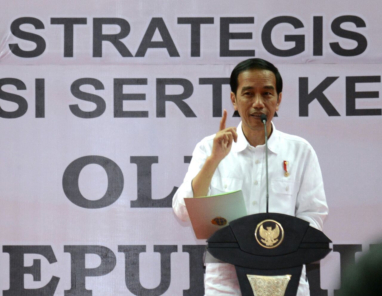 Presiden Joko Widodo menyatakan bahwa pemerintah akan terus meningkatkan jumlah penerbitan sertifikat dalam acara Penyerahan Sertifikat Hak Atas Tanah di Balikpapan International Convention Center, Provinsi Kalimantan Timur pada Kamis (13/7). (Foto: Biro Pers/Setpres)