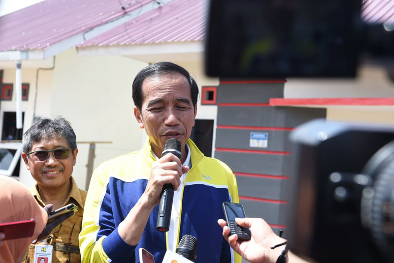 Presiden Joko Widodo meninjau proyek rumah murah dengan DP 1 persen ke Balikpapan, Kalimantan Timur, Kamis (13/7). (Foto: Biro Pers/Setpres)
