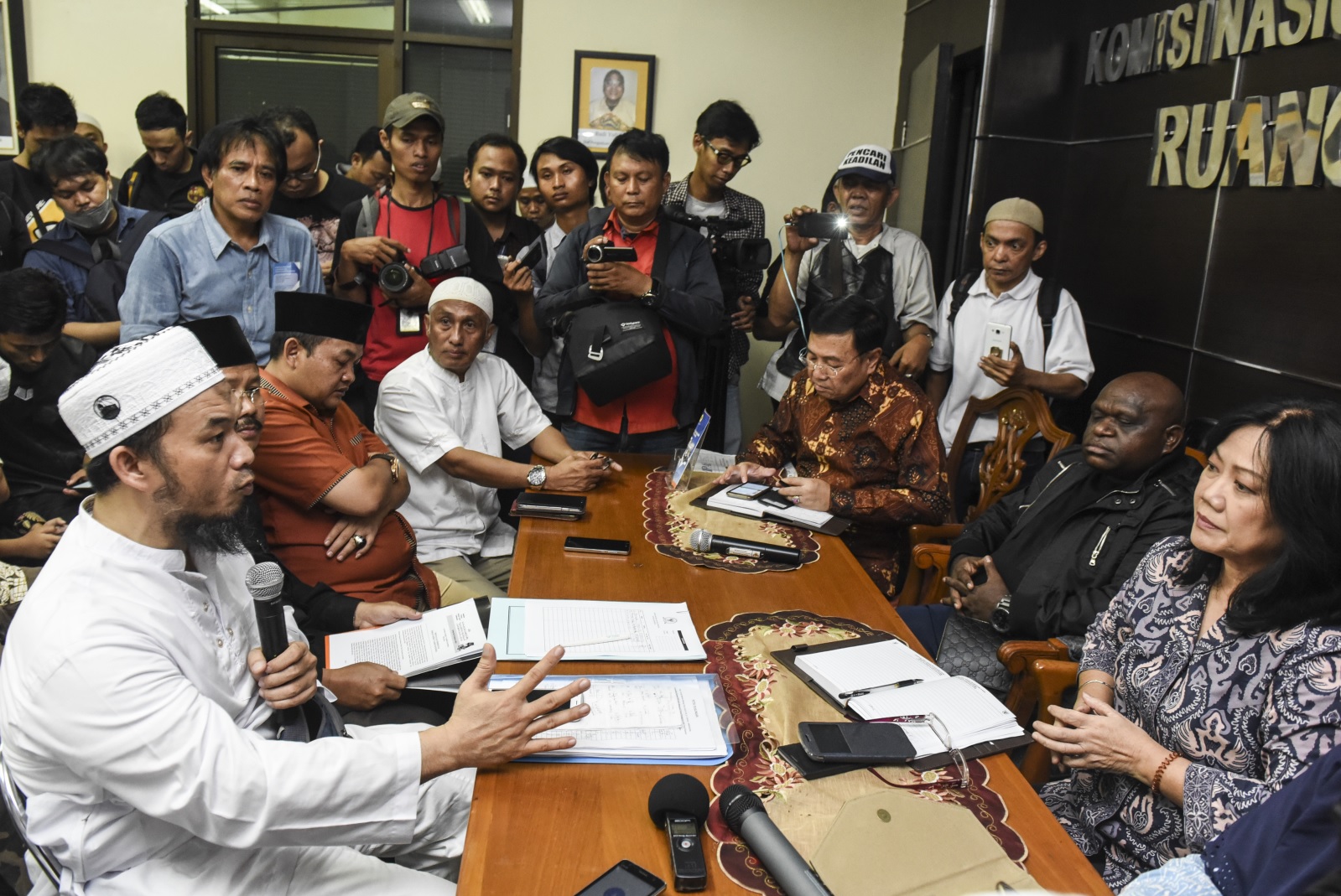Ketua Presidium Alumni 212 Ansufri Idrus Sambo (kiri) menyampaikan tujuannya kepada Komisioner Komnas HAM Siane Indriani (kanan) dan Natalius Pigai (kedua kanan) saat mendatangi Komnas HAM, Jakarta, Jumat (14/7). (Foto: Antara)