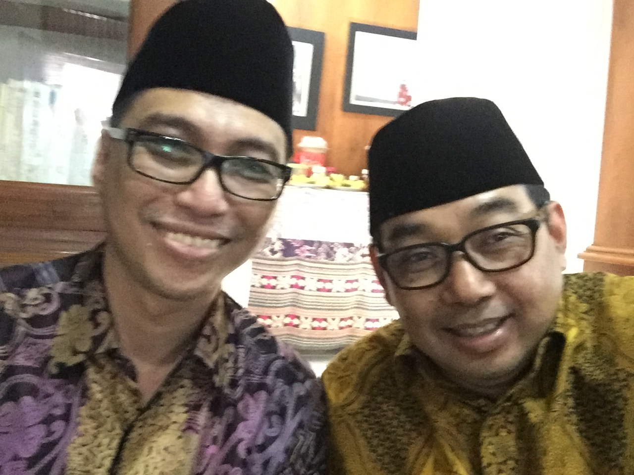 Dirut PT Semen Indonesia Rizkan Chandra bersama CEO  PT Generasi Baru Digital Arif Afandi saat menghadiri Gus Mus mantu di Rembang, April lalu. (Foto Dikumentasi)