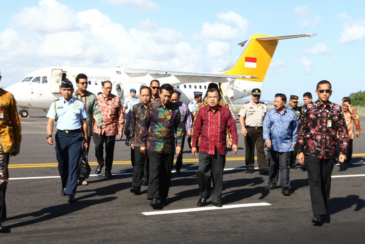 Wapres JK tiba di bandara Internasional Ngurah Ray Denpasar Bali pukul 09.20 Waktu Setempat.Tampak Gubernur Bali menjemput kedatangan Orang no dua di Republik ini.