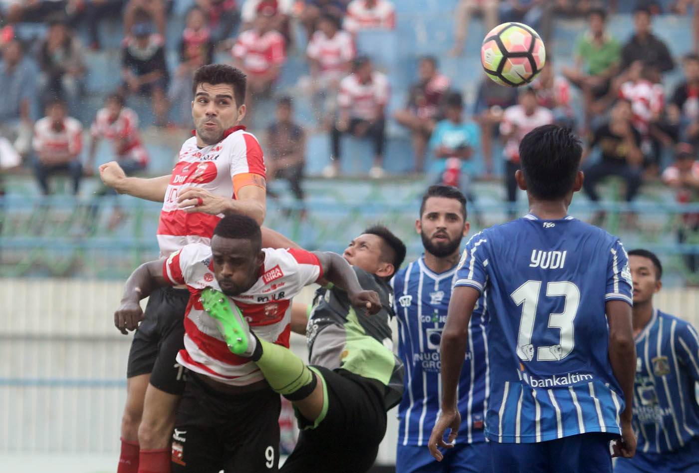 Dua pemain Madura United, Fabiano Baltare dan Greg Nwokolo berjibaku di udara dalam laga melawan Persiba Balikpapan di Stadion Gelora Bangkalan, Senin  (17/7). 