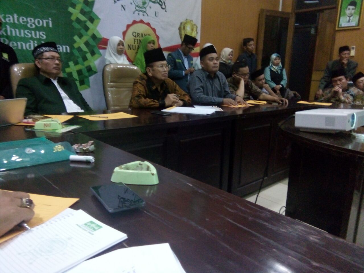 PARA JURI: Sejumlah akademisi di Jawa Timur tampil sebagai tim juri. (foto: ngopibareng.id)