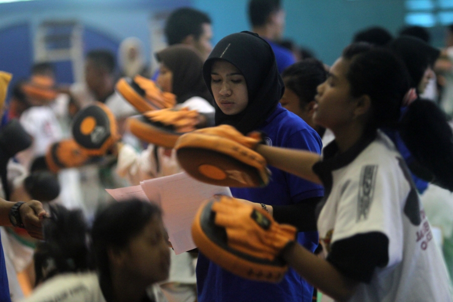 Suasana seleksi atlet tarung derajat  yang dipersiapkan tampil di POPNAS 2017. Kini 11 petarung terpilih menjalani pemusatan latihan di Gedung Pramuka, Surabaya. (tom)