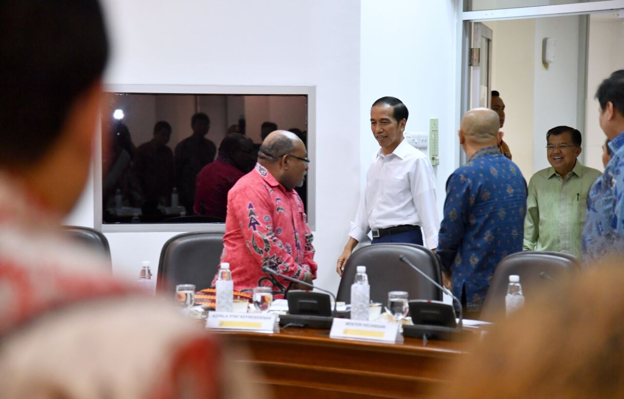 Presiden Joko Widodo memimpin rapat terbatas di Kantor Presiden Jakarta, Rabu  (19/7), mengenai evaluasi pelaksanaan proyek strategis nasional dan program prioritas di Provinsi Papua. (Foto: Biro Pers/Setpres)