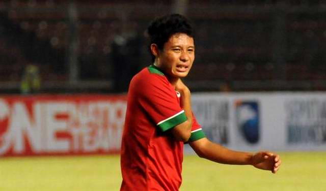 Evan Dimas tak mampu berbuat banyak dalam laga perdana kualifikasi Piala Asia U 23 setelah dalam laga perdana grup H kalah telak dari Malaysia 0-3 di Supachalasai National Stadium, Bangkok, Rabu (19/7).
