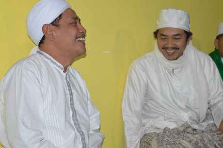 TEGAS: KH M Hasan Mutawakkil Alallah bersama KH Kholil As'ad Situbondo. (foto: istimewa)