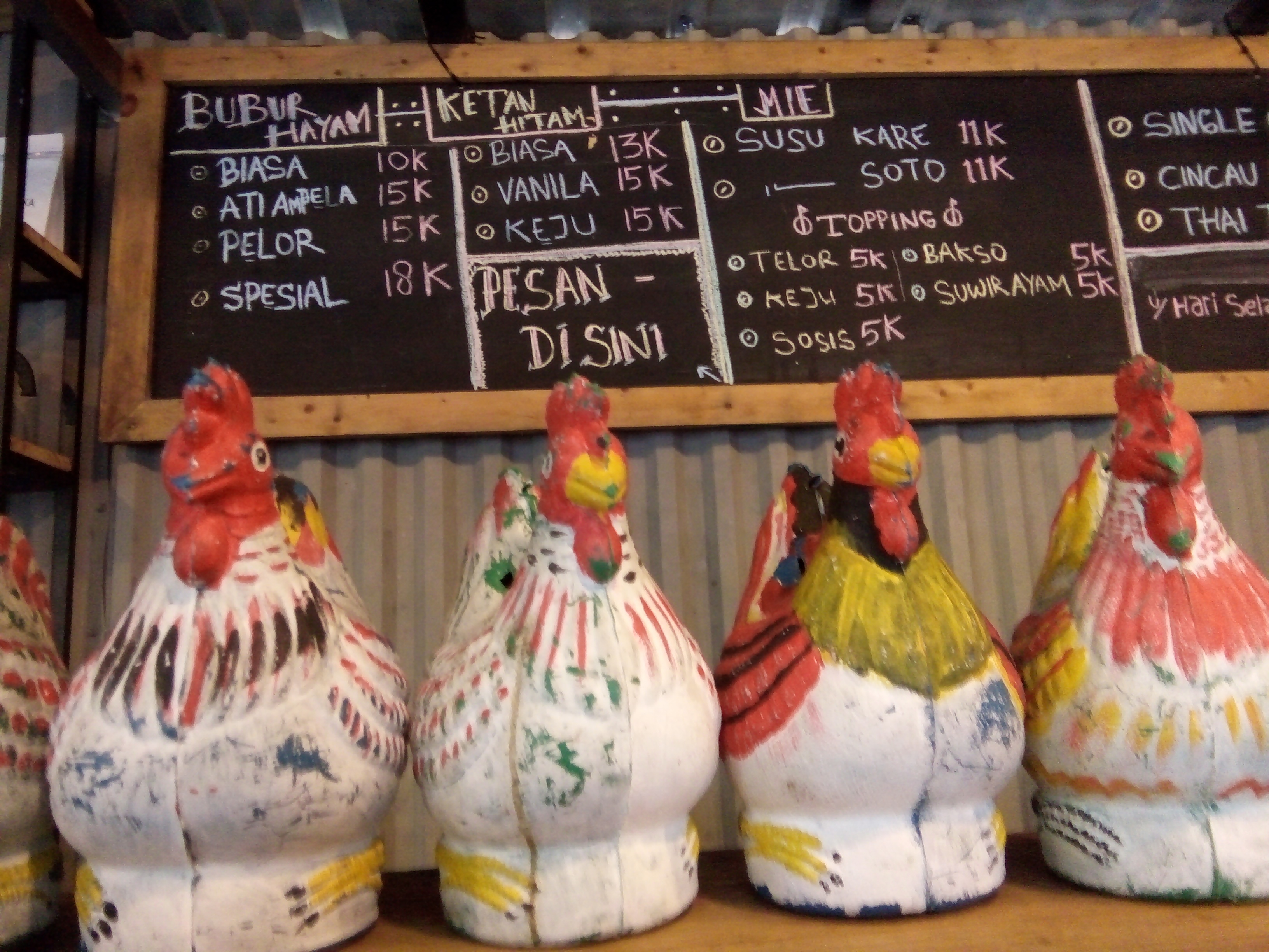 Ayam jago nangkring di Kedai Tekop Surabaya. foto:widikamidi