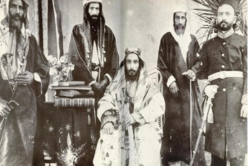 PENDIRI: Syekh Muhammad bin Abdul Wahhab (tengah). (foto: istimewa)