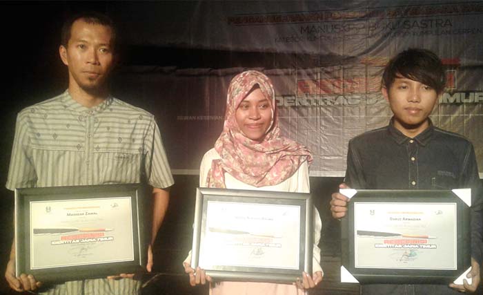 Dari kiri, Masdhar Zainal (Malang) pemenang Katagori Kumpulan Cerpen, Nanda Alifya Rahma (Surabaya)  dan Daruz Armadian dari Tuban masing-masing sebagai pemenang Katagori Kumpulan Puisi. (foto:nis)