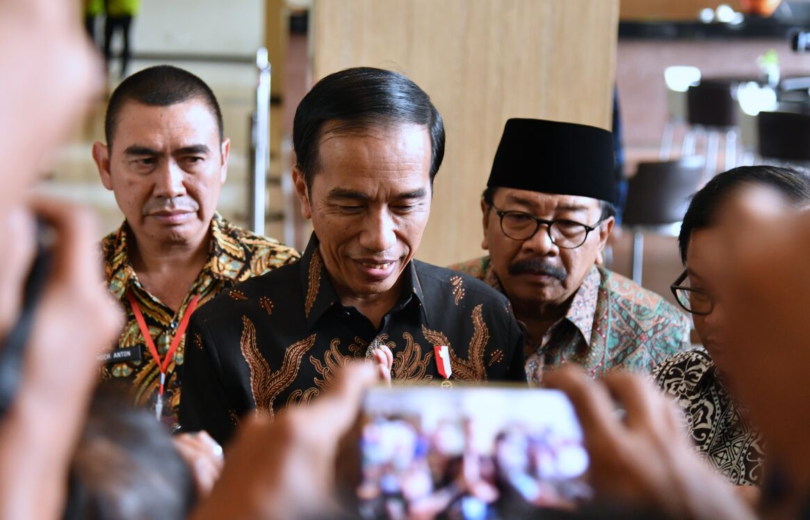 Presiden Joko Widodo memberikan keterangan kepada wartawan usai menghadiri Penutupan Rakernas Asosiasi Pemerintah Kota Seluruh Indonesia (APEKSI) ke-12 di Malang, Kamis (20/7). (Foto: Biro Pers/Setpres)