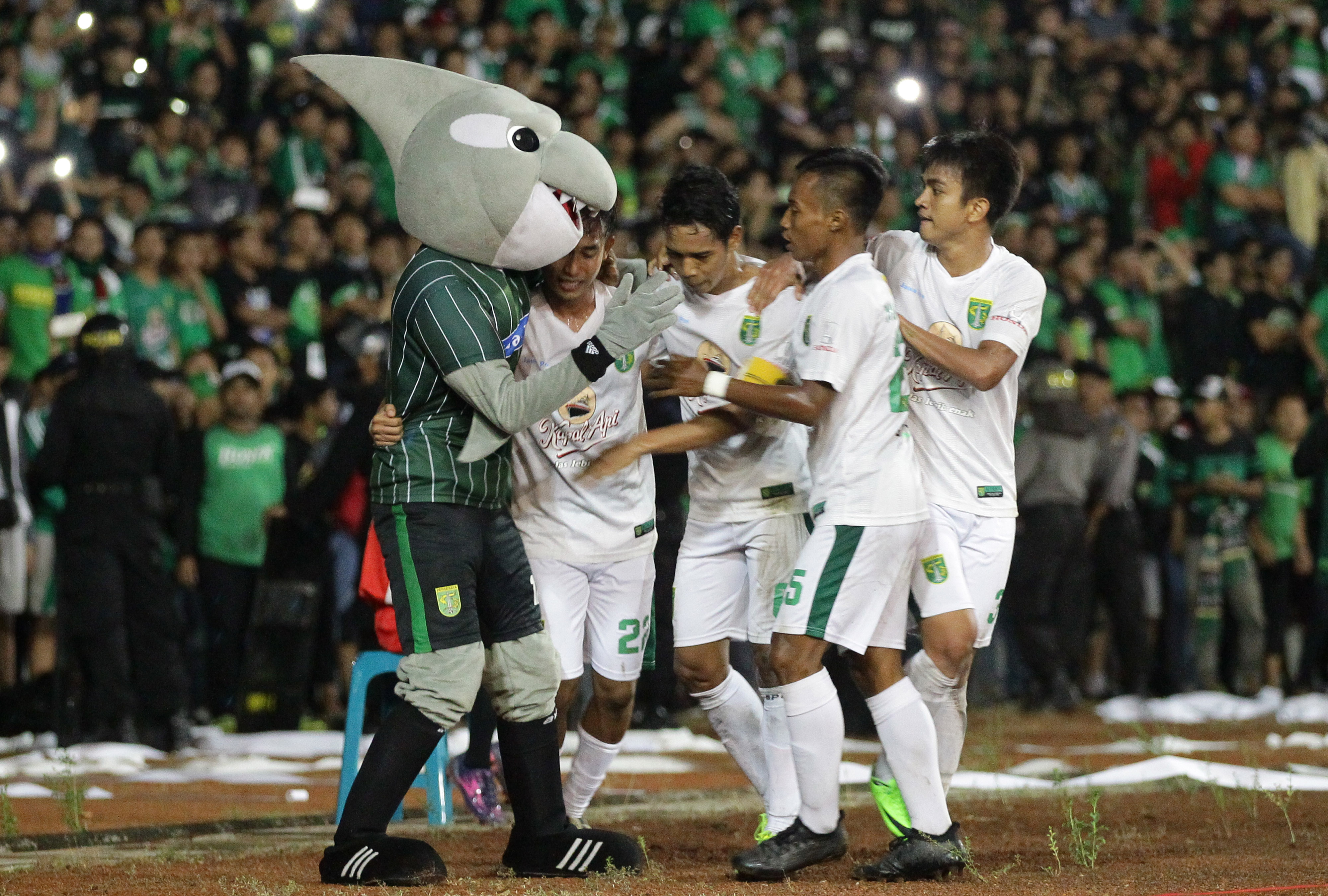 Pemain Persebaya merayakan gol usai membobol gawang Madiun Putra dalam lanjutan Liga 2 di Stadion Wilis, Madiun, Kamis (20/7) malam. (Tom)