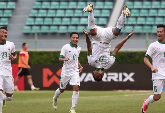 Pemain Timnas Indonesia U-22  merayakan pesta gol ke gawang Mongolia 7-0 dalam lanjutan kualifikasi Piala Asia U 23 di Stadion Nasional Bangkok, Jumat (21/7).    
