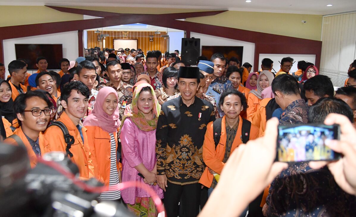 Presiden Joko Widodo foto bersama Mahasiswa setelah memberikan kuliah umum di Universitas Ahmad Dahlan, Kabupaten Bantul, Yogyakarta, pada Sabtu, (22/7). (Foto: Biro Pers/Setpres)