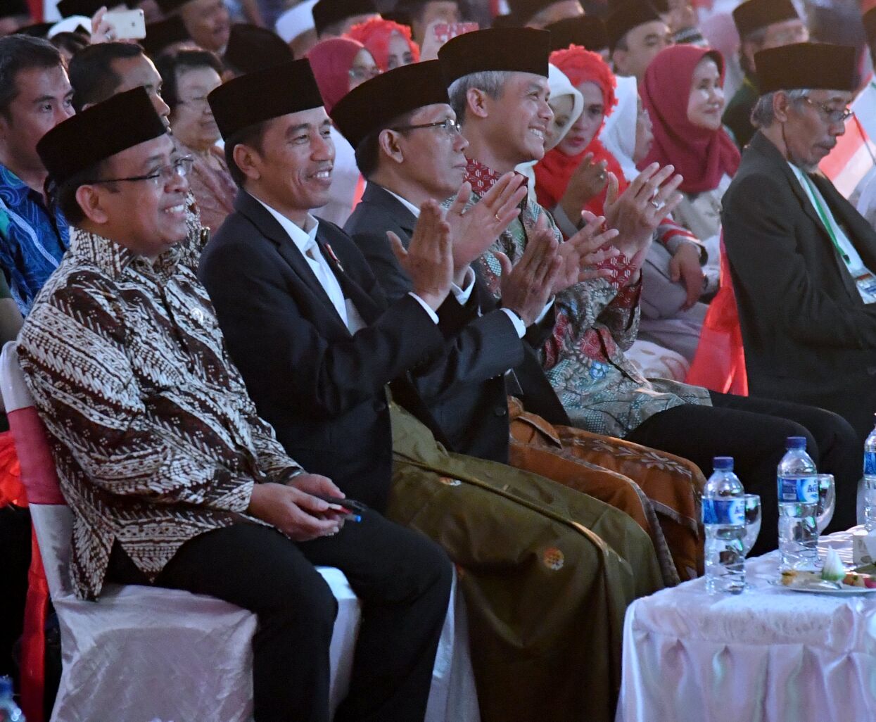 BERSARUNG: Presiden Jokowi menghadiri acara Halal bi Halal NU Jateng dengan bersarung. (Foto Biro Pers/Setpres)
