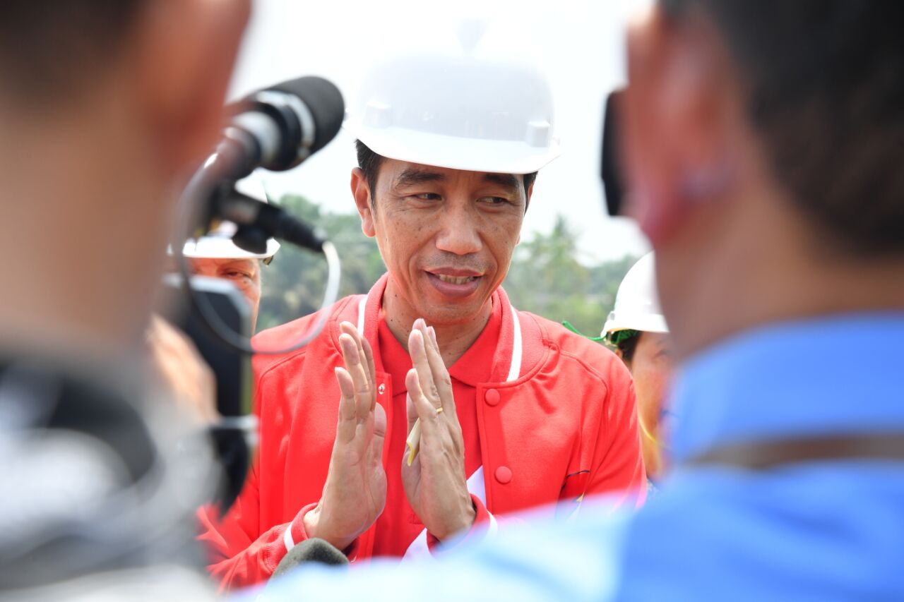 Presiden Joko Widodo saat menjawab pertanyaan wartawan usai meninjau ruas tol Pekanbaru - Dumai, pada Minggu, (23/7). (Foto: Biro Pers/Setpres)