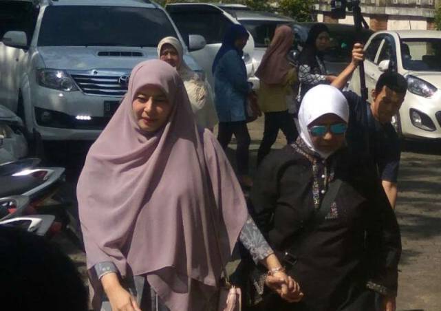 TAK MAU DIMADU: Putri Aisyah istri juru dakwah, mengajukan gugatan cerai di pengadilan. (foto: istimewa)