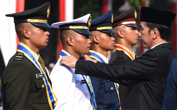 Presiden Joko Widodo memimpin dan menyematkan tanda pangkat kepada empat orang perwira terbaik secara langsung pada upacara Prasetya Perwira (Praspa) TNI-Polri tahun 2017 yang bertempat di halaman depan Istana Merdeka, Jakarta, Selasa (25/7)  (Foto: Biro Pers/Setpres)