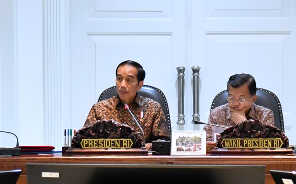 Presiden Joko Widodo memimpin rapat terbatas membahas tentang perkembangan pembangunan kereta cepat di Kantor Presiden, Jakarta, Selasa (25/7). (Foto: Biro Pers/Setpres)