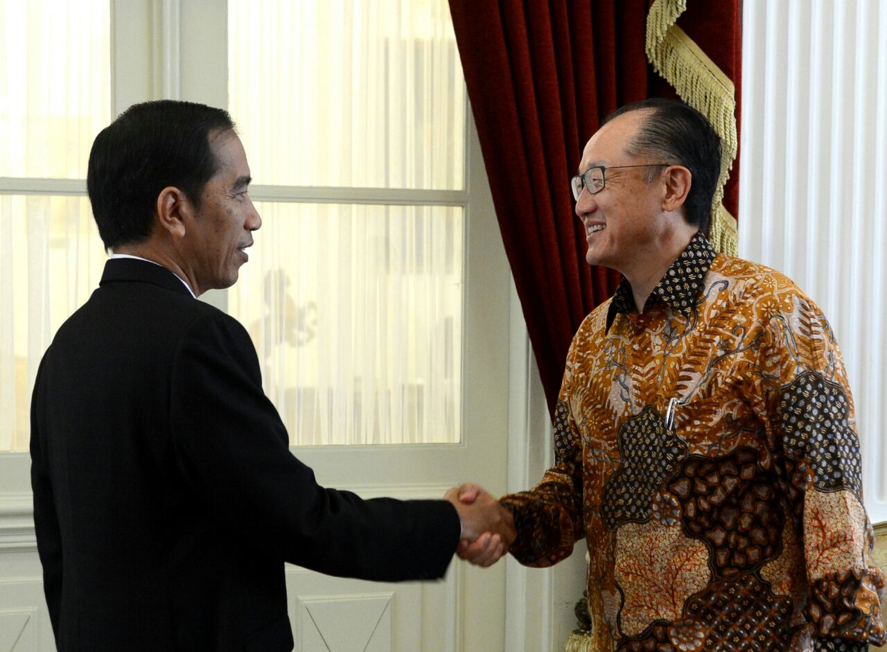 Presiden Joko Widodo menerima kunjungan Presiden Bank Dunia, Jim Yong Kim, beserta delegasinya pada Rabu (26/7) di Istana Merdeka, Jakarta. (Foto: Biro Pers/Setpres) 