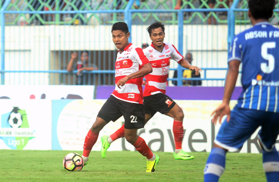 Aksi  Fandi Eko Utomo bersama Madura United di Liga I. Pemain asli Surabaya ini tinggal menunggu waktu untuk bisa bergabung bersama Persebaya Surabaya. Foto: tom