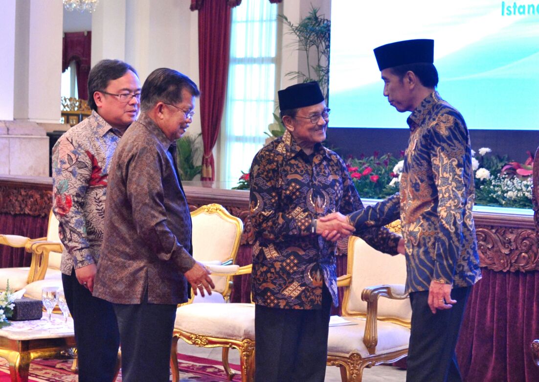 AKRAB: Presiden Jokowi menyalami Presiden ke-3 BJ Habibie disaksikan Wapres Jusuf Kalla dan Menteri PPN Bambang Brojonegoro di Istana Merdeka. (Foto Biro Pers/ Setpres)