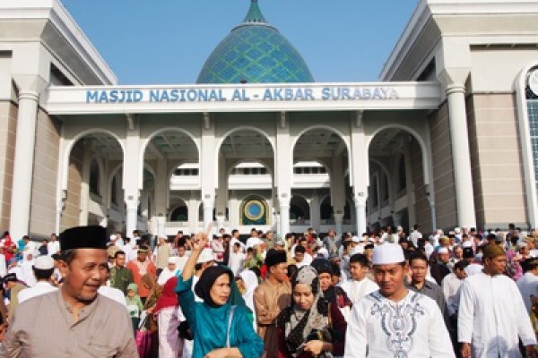 Jamaah masjid Al-Akbar Surabaya.