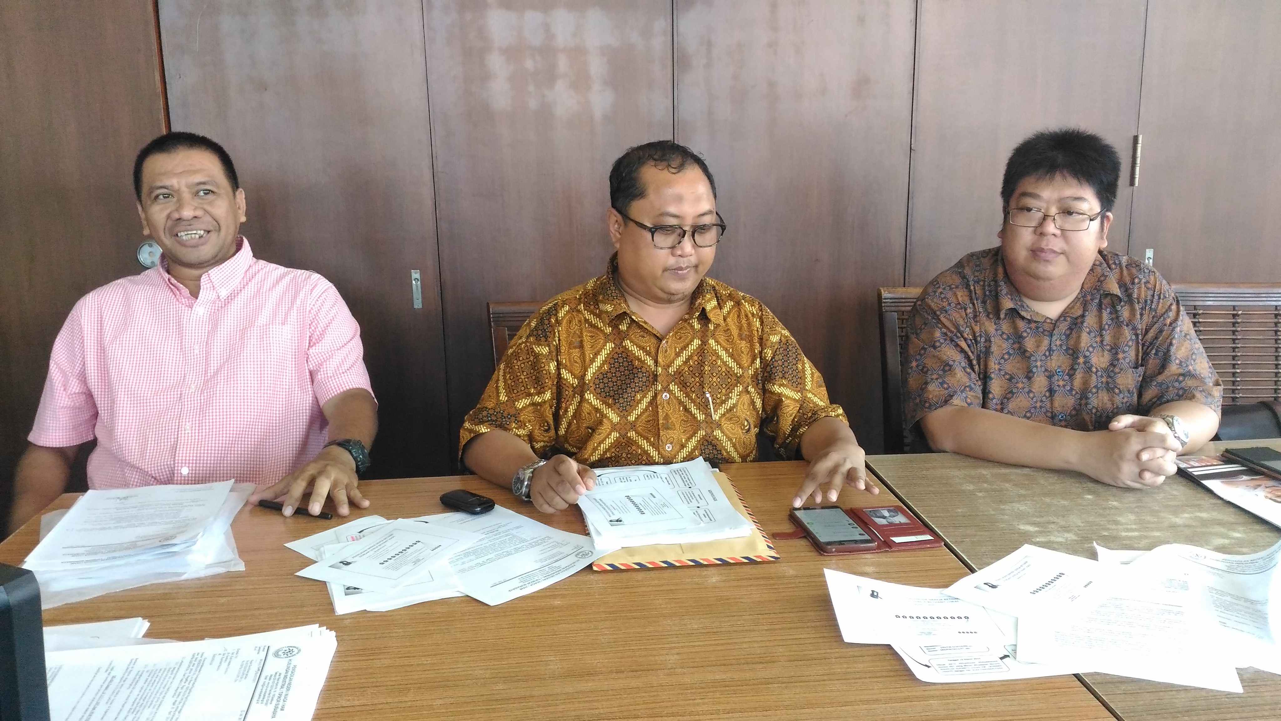 Kuasa hukum Gereja Bethany, Hans  Edward Hehakaya memberika keterangan pers terkait perlawanan hukum yang dilakukan terhadap rencana eksekusi putusan perdamaian dari PN Surabaya. 