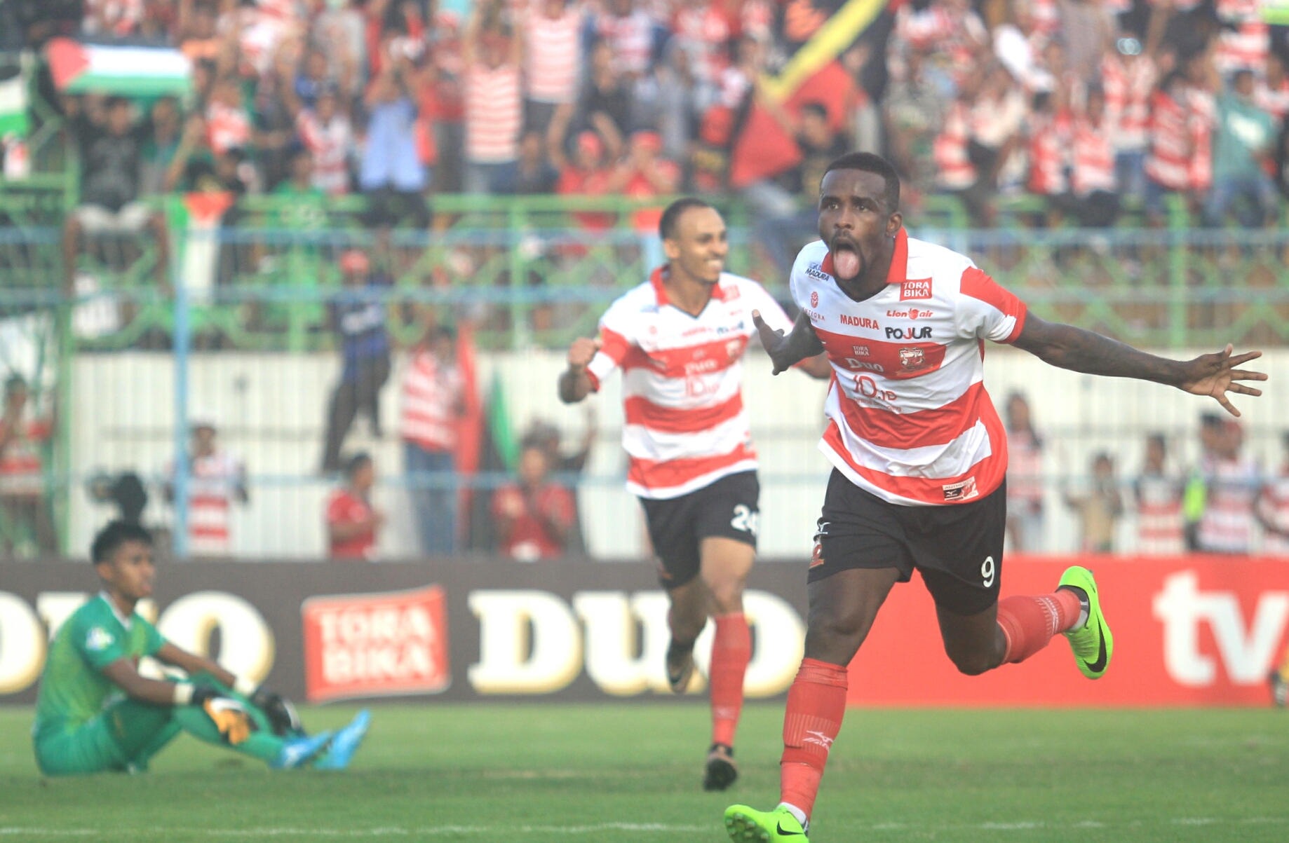 Gaya striker Madura United, Greg Nwokolo usai membobol gawang PSM Makassar, Sabtu (29/7). Foto:ngopibareng.id/tom 