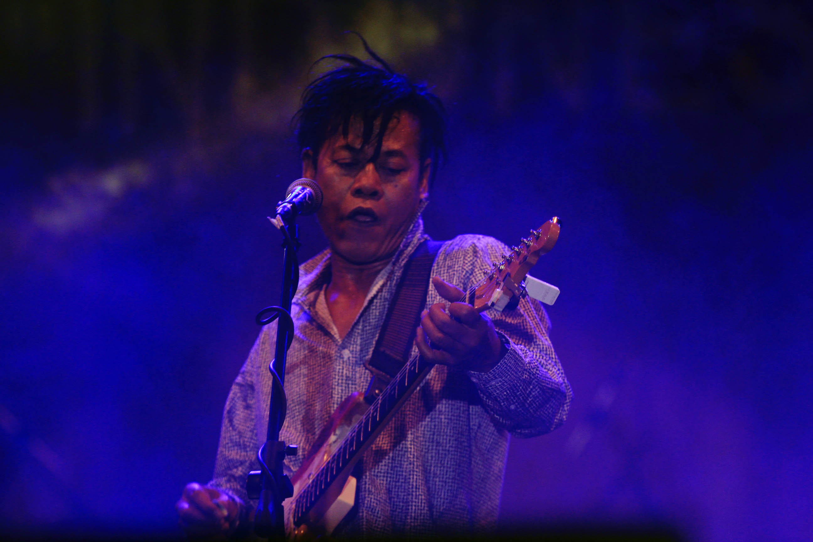 Aksi penyanyi reggae, Tony Q Rastafara dalam Konser Indonesia Satu di Lapangan Brgif I Marinir, Sidoarjo, tadi malam.  Foto: ngopibareng.id/tom
