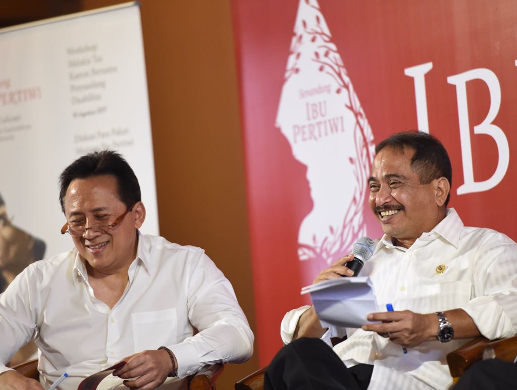Menteri Pariwisata Arief Yahya (kanan) dan Kepala Badan Ekonomi Kreatif Triawan Munaf (kiri) saat konferensi pers Pameran Koleksi Karya Seni Istana Kepresidenan yang bertema "Senandung Ibu Pertiwi" di Galeri Nasional, Senin (31/7) . (Foto: Biro Pers/Setpres)