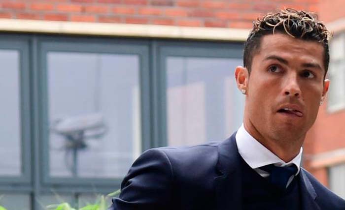 Cristiano Ronaldo tiba di pengadilan dekat kota Madrid, Spanyol, Senin (31/7) waktu setempat, untuk menjalani sidang pertama atas tuduhan menghindari pajak. (foto: afp)