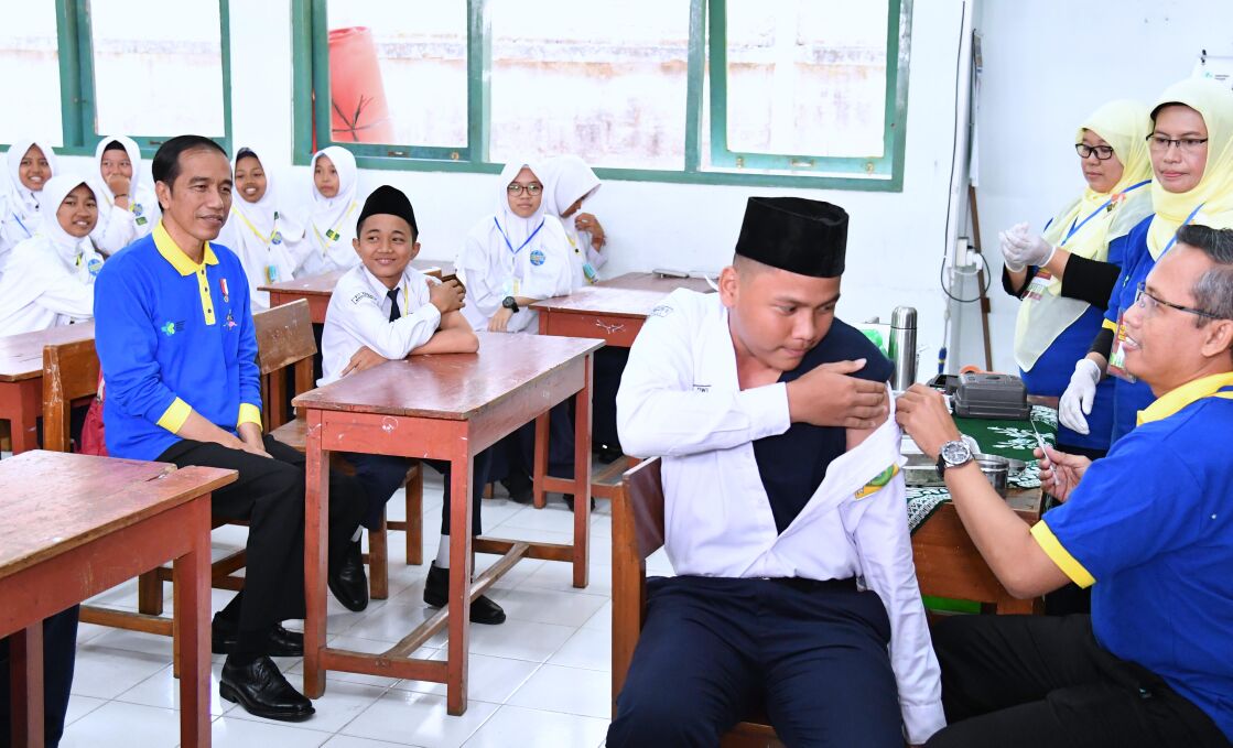 Presiden Joko Widodo menghadiri acara Pencanangan Kampanye Imunisasi Measles Rubella (MR) di MTs N 10 Sleman, Provinsi Yogyakarta, Selasa (1/8). (Foto: Biro Pers/Setpres)