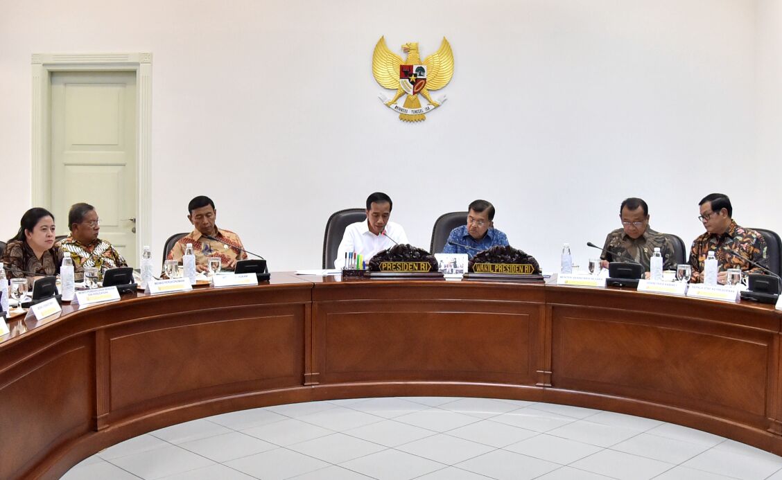 Presiden Joko Widodo memimpin rapat terbatas mengenai TKDN di Kantor Presiden, Jakarta, Selasa, (1/8). (Foto: Biro Pers/Setpres)