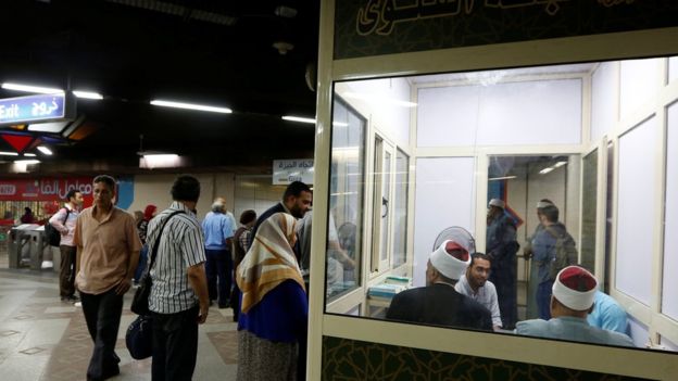 SIAP JAWAB: Anggota Tim Fatwa Al Azhar mendirikan kios tanya jawab agama di stasiun kereta di Kairo, Mesir. (foto:bbc)